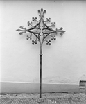 880165 Afbeelding van het kruis afkomstig van het dak van het koor van de Domkerk (Domplein) te Utrecht, vóór de ...